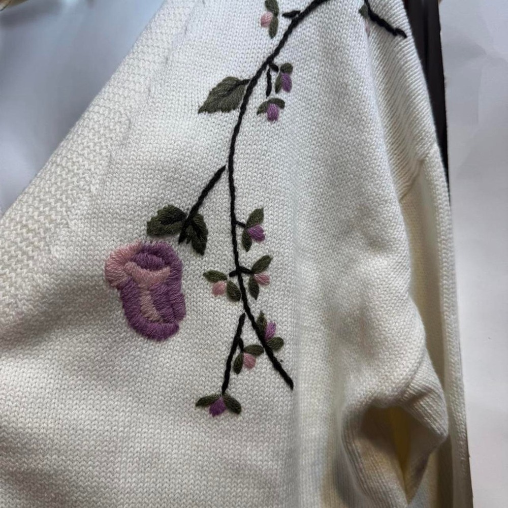 Bunulu Cream floral embroidered cardigan with faux fur trim. Size 1x - Picture 6 of 7